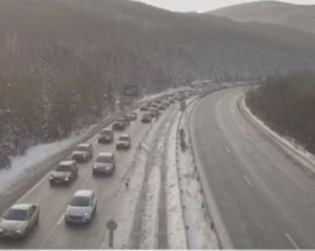 Километрични колони от автомобили на магистралата СНИМКА