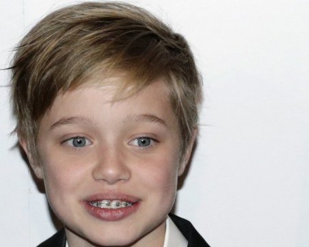 На кого прилича? Първата биологична дъщеря на Анджелина и Брад хубавее