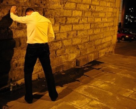 Пловдивчанин използвал врата на магазин в Кършияка за писоар, забиха му солена глоба