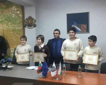 Пловдивски ученици намериха на улицата чанта с пари, предадоха я в полицията СНИМКИ+ВИДЕО