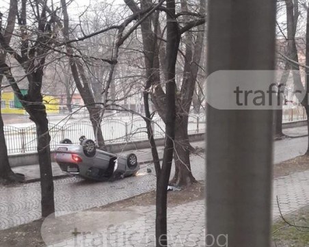 Шофьорка се преобърна с колата си в центъра на Пловдив СНИМКИ