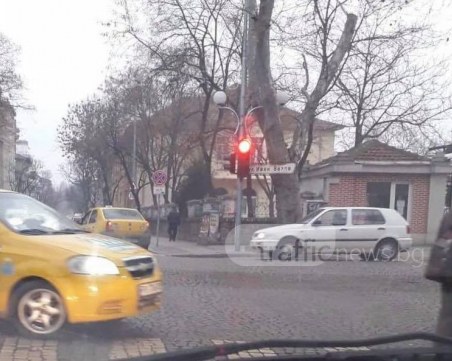 Таксиджийска му работа! Така могат да направят само жълтите коли в Пловдив! СНИМКИ