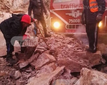 Теснолинейката вече се движи по график между Септември и Добринище