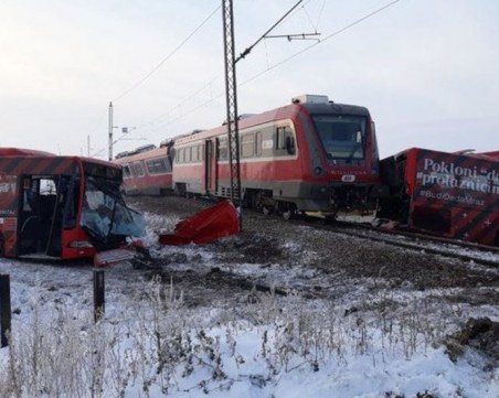 Тежка катастрофа между влак и автобус! Има загинали и ранени