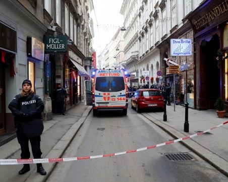 Виена под полицейска блокада: Един човек е мъртъв, а втори е тежко ранен след стрелбата ВИДЕО