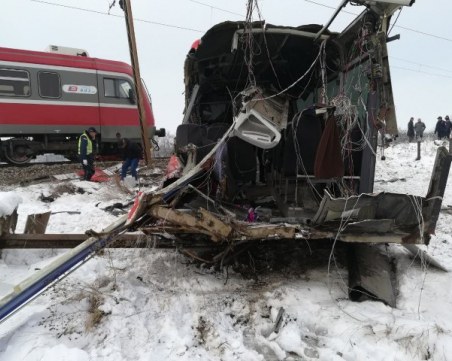 Петима са убити, а 26 са ранени при жестоката катастрофа между влак и автобус в Сърбия СНИМКИ