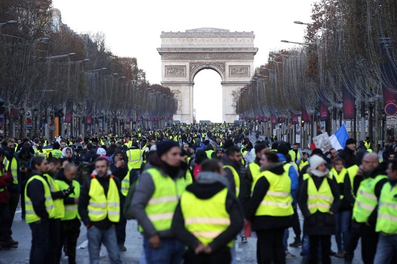 Френският парламент одобри мерки за успокояване на “жълтите жилетки“