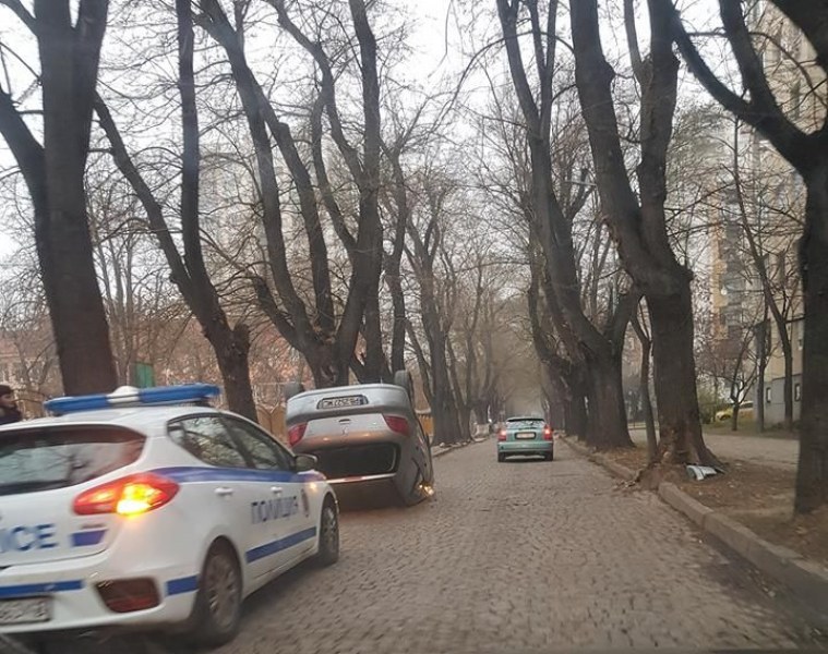 Инцидентът с обърната кола в центъра на Пловдив станал заради удар в бордюр