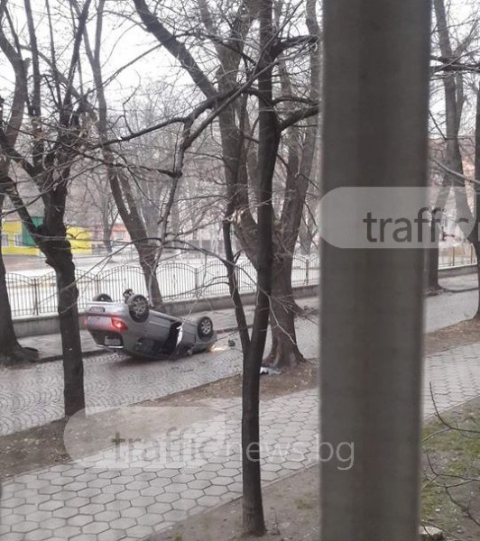 Шофьорка се преобърна с колата си в центъра на Пловдив СНИМКИ