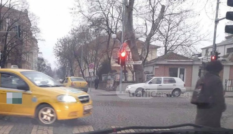 Таксиджийска му работа! Така могат да направят само жълтите коли в Пловдив! СНИМКИ