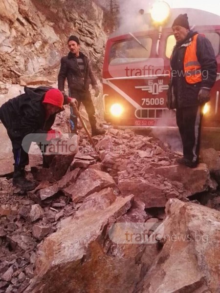 Теснолинейката вече се движи по график между Септември и Добринище