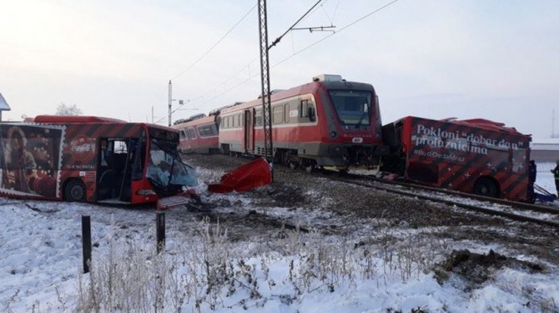 Тежка катастрофа между влак и автобус! Има загинали и ранени