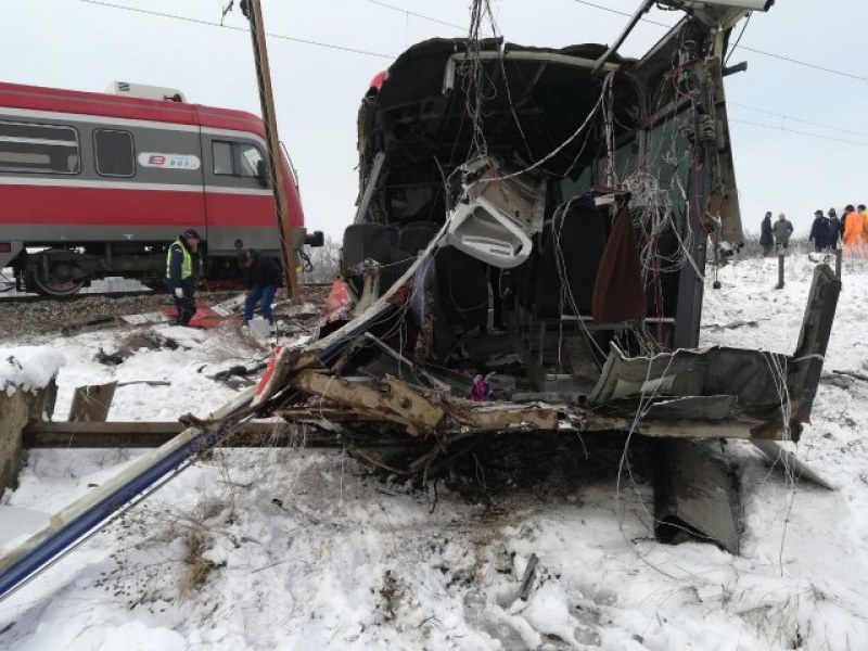 Петима са убити, а 26 са ранени при жестоката катастрофа между влак и автобус в Сърбия СНИМКИ
