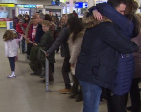 Летищата се превърнаха в най-щастливото място! Хиляди българи се прибраха