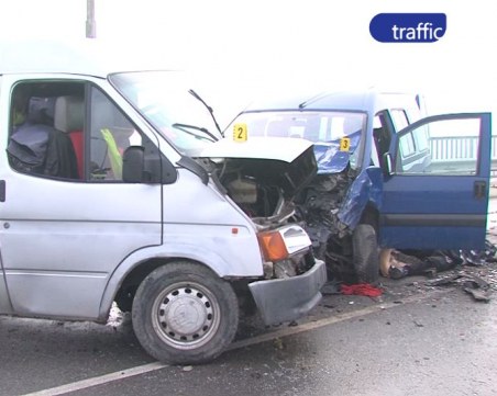 Мъглата е причина за касапницата с 4 жертви край Пазарджик, пътят е затворен СНИМКИ+ВИДЕО