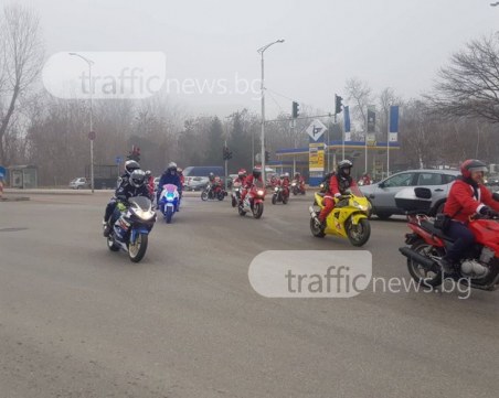 Рокери се превъплътиха в Дядо Коледа, ще раздават подаръци СНИМКИ