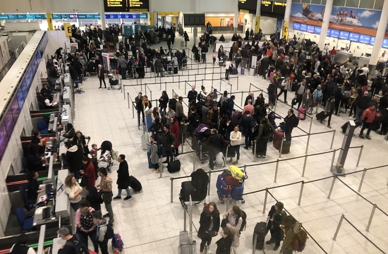 Арестуваха мъж и жена за дроновете, довели до хаос лондонско летище