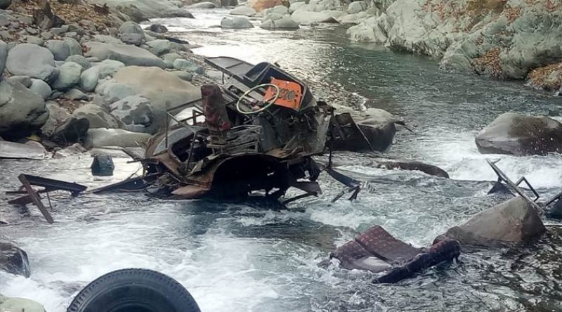 Автобус с ученици падна в клисура в Непал, 23 загинаха