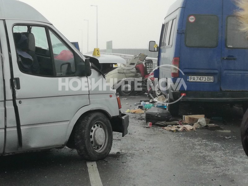 Общо 11 автомобила в тежката верижна катастрофа с 4 жертви край Пазарджик