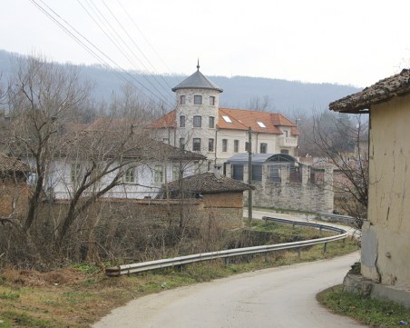 Английско семейство дари 10 000 паунда за читалище в България