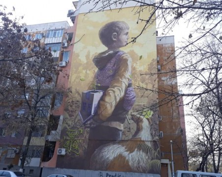 Дете краси фасадата на блок в Тракия СНИМКИ