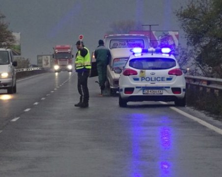 Кола се удари в дърво, двама са тежко пострадали