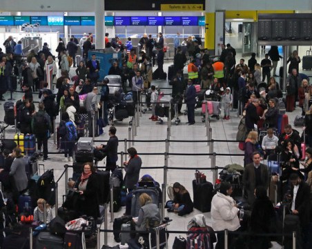 Освободиха задържаните за прелитането на дронове над Летище Гетуик