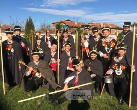 Традицията е жива! Коледарски песни огласиха Първенец СНИМКИ