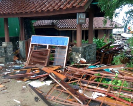 Цунами удари Индонезия, има загинали и стотици ранени