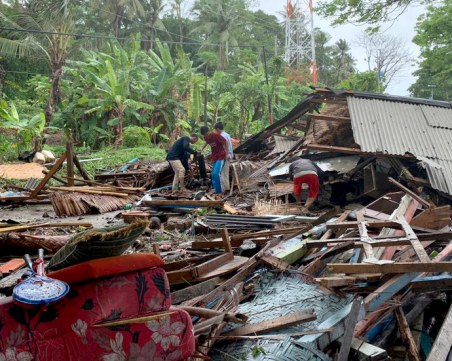 Цунамито в Индонезия е помело публика и музиканти на концерт на открито ВИДЕО