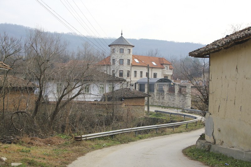 Английско семейство дари 10 000 паунда за читалище в България