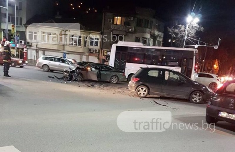 Два автомобила се помляха в центъра на Пловдив СНИМКИ
