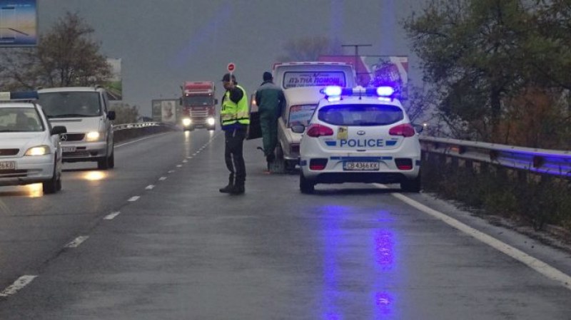 Кола се удари в дърво, двама са тежко пострадали