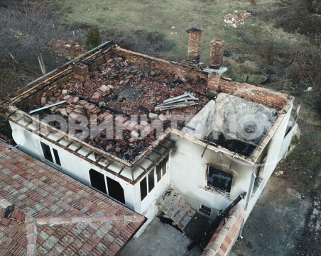 Евтини коледни лампички подпалиха къща, семейство остана без дом