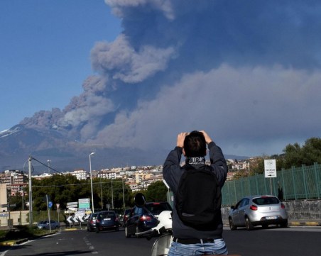 Изригна италианският вулкан Етна СНИМКИ и ВИДЕО