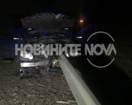 Млад мъж е с опасност за живота след тежка катастрофа до Тулово СНИМКИ