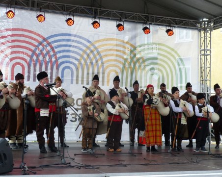 Първият празничен концерт в Пловдив огласи центъра на града СНИМКИ