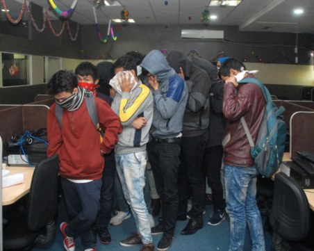 Спецакция: Арестуваха 300 души в индийски колцентър за ало-измами