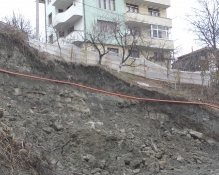 Спрян строеж застрашава от свлачище къщи в Смолян