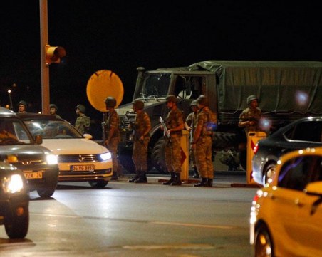 Турските власти продължават с арестите за опита за преврат, задържаха 22-ма души