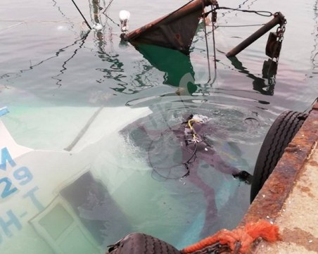Водолаз оглежда потъналия кораб в Поморие, има разлято гориво ВИДЕО