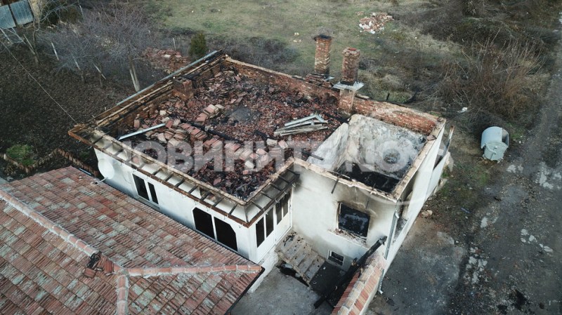 Евтини коледни лампички подпалиха къща, семейство остана без дом