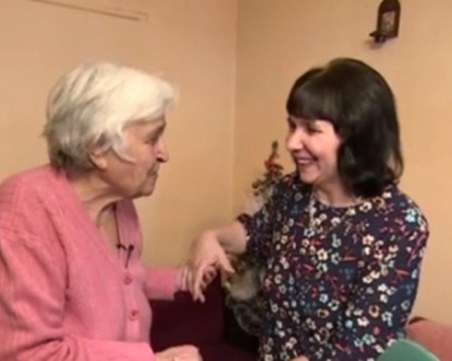 86-годишна акушерка се срещна с първото бебе, което е изродила ВИДЕО