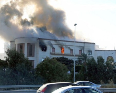 Атентат: Терористи атакуваха либийското МВнР, има жертви СНИМКИ