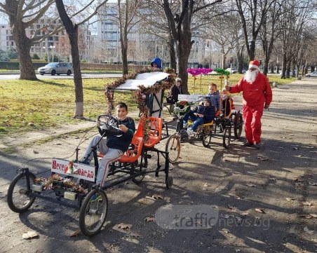 Дядо Коледа с рикша вози безплатно деца в Пловдив ВИДЕО