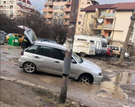 Кратер “погълна“ кола навръх Коледа СНИМКА