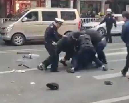 Мъж взе заложници в автобус и помете група пешеходци в Китай ВИДЕО