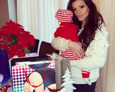 Преслава посреща Коледа удома, показа малката Паола СНИМКА