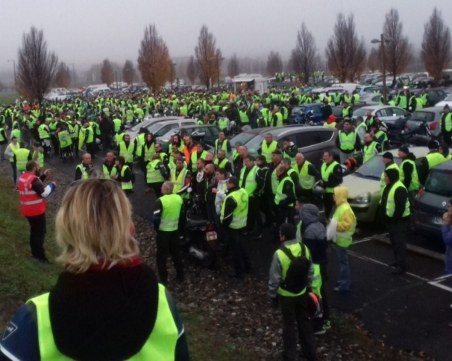 Протестиращи във Франция нападнаха български камион с камъни