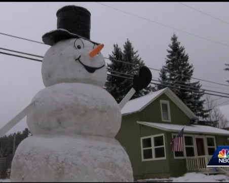 Семейство направи 5-метров снежен човек ВИДЕО